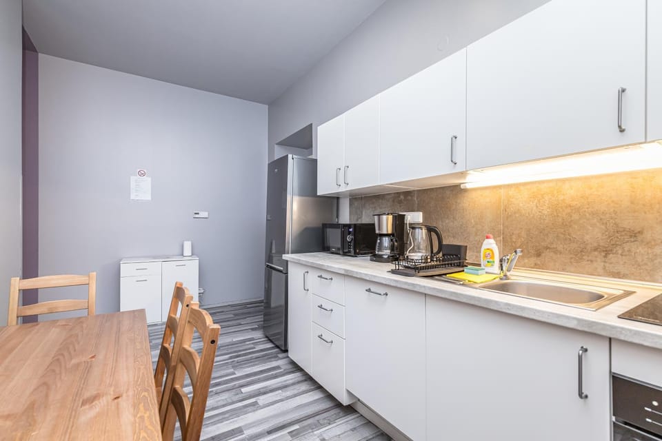 Coffee/tea facilities, Kitchen or kitchenette, Dining area, stove
