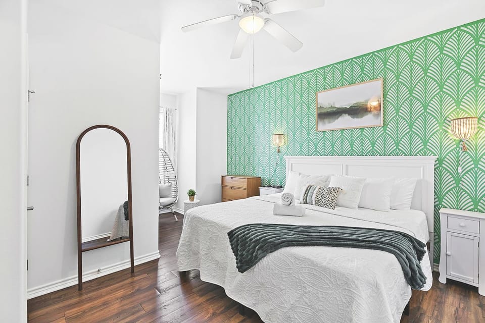 Bed, Photo of the whole room, Bedroom