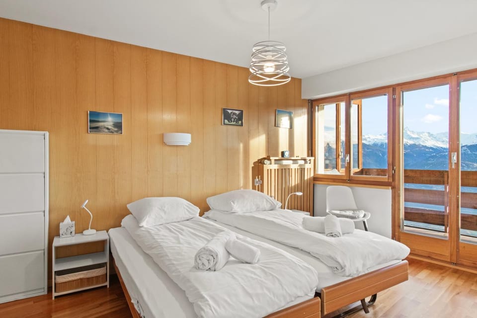 Bed, Natural landscape, Photo of the whole room, Bedroom, towels