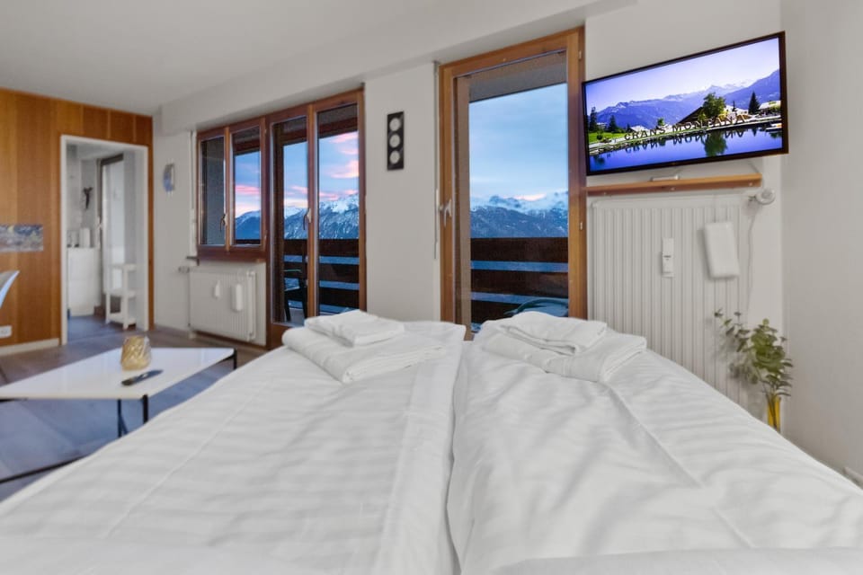 Bed, Natural landscape, TV and multimedia, Photo of the whole room, Mountain view