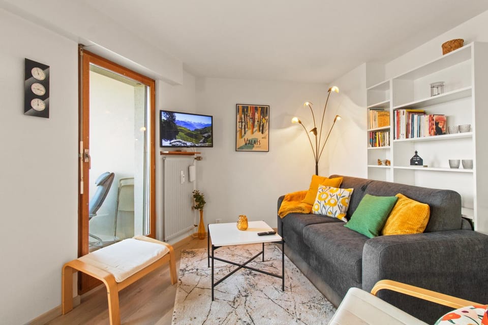 Communal lounge/ TV room, Library, TV and multimedia, Living room, Seating area