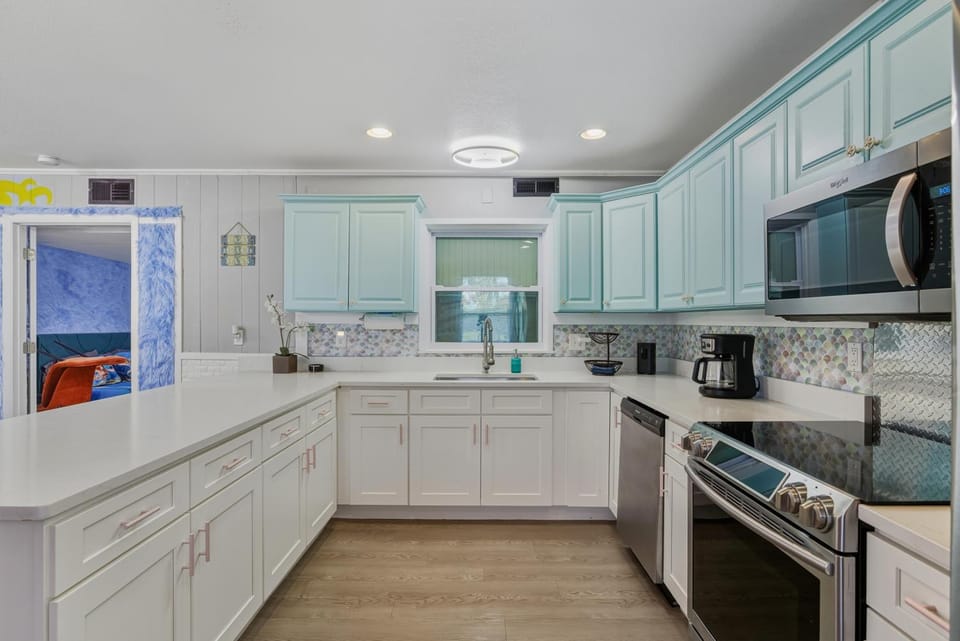 Kitchen or kitchenette, dishwasher, oven, toaster
