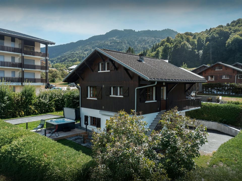 Property building, Day, Natural landscape, Activities, Summer, Hot Tub, Mountain view