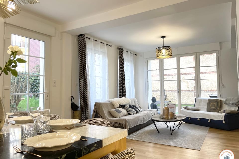 Living room, Dining area