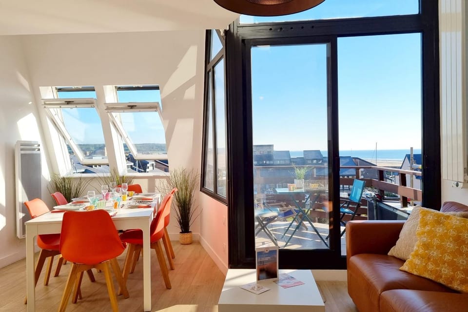 View (from property/room), Balcony/Terrace, Living room, Dining area