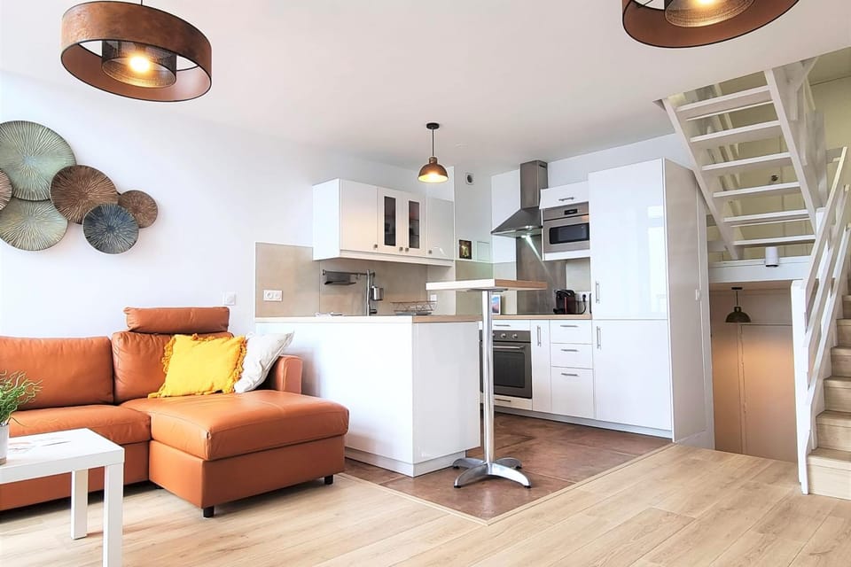 Kitchen or kitchenette, Living room, Seating area, Dining area