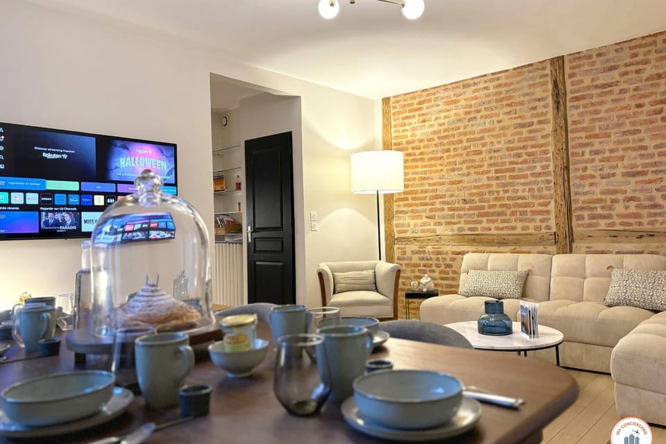 TV and multimedia, Kitchen or kitchenette, Living room, Dining area