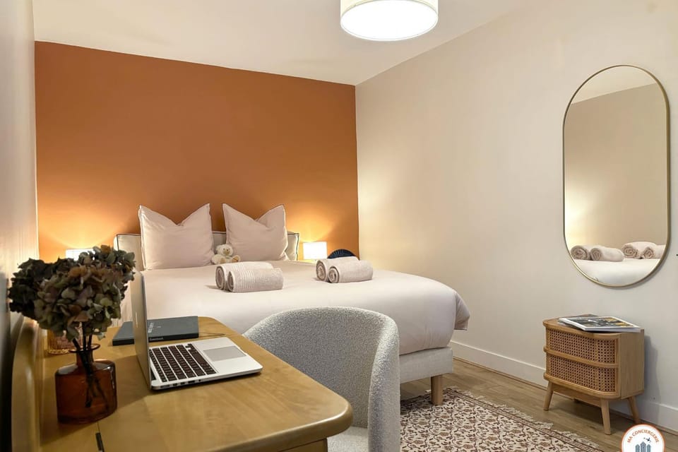 Bed, Photo of the whole room, Bedroom