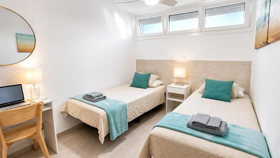 Bed, Photo of the whole room, Seating area, Bedroom, soundproof, towels