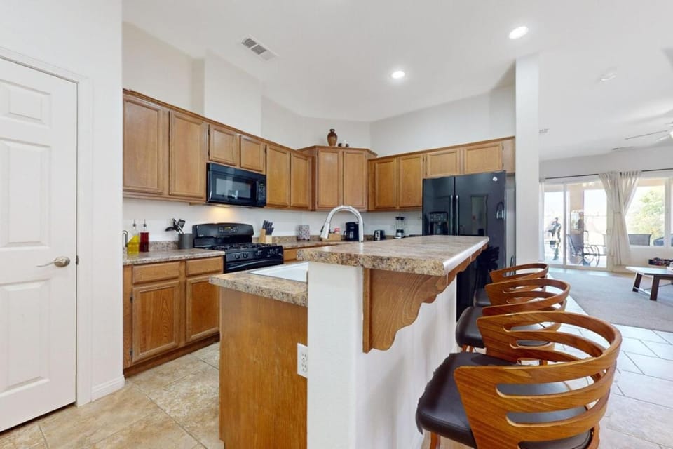 Private Pool & Jacuzzi! Walk 2 Waterfront Home! House in Indio