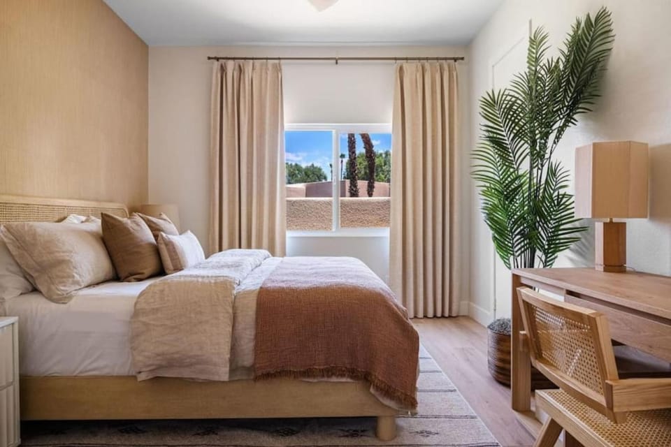 The Sunset Hideaway by Roav Retreats House in Cathedral City