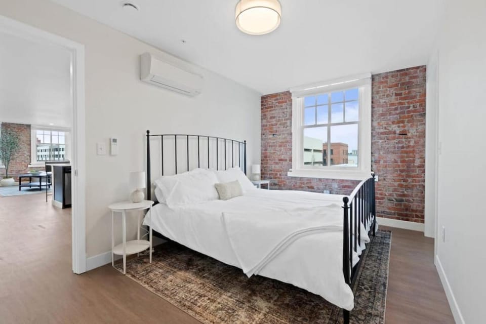 Spacious Apartment with King Beds - J and K on Main Apartment in Spokane