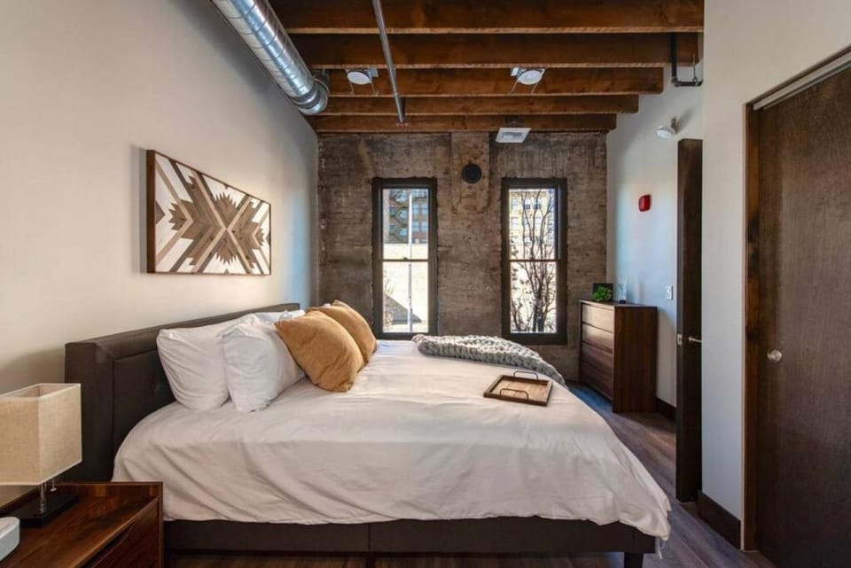 Executive Suite with King Bed and Fast Wi-Fi Apartment in Spokane