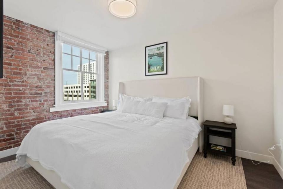 King Bed J and K on Main Luxury Apartment 403 Apartment in Spokane