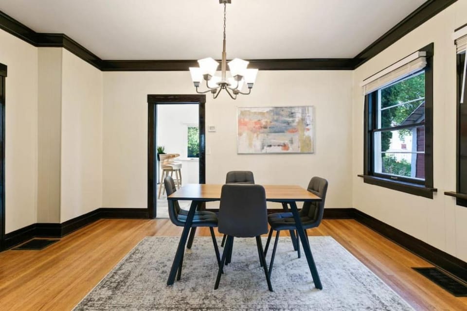 Quaint South Hill Home w Luxury King Bed and Wifi House in Spokane