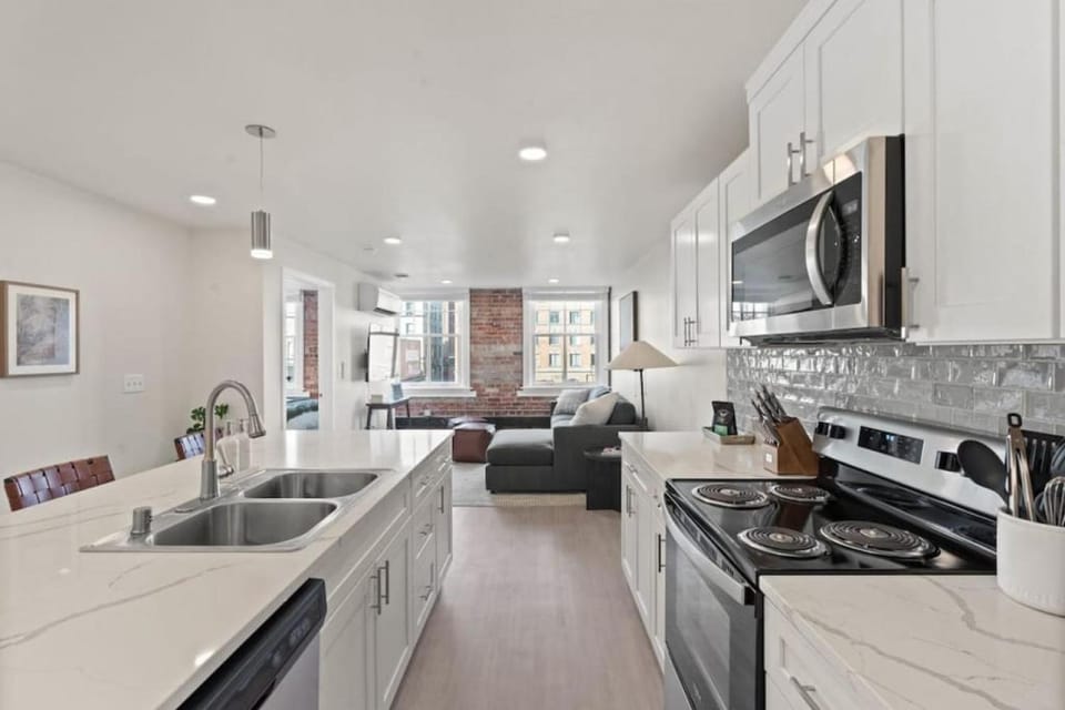 Stay Downtown! Coffee, Brunch, Walk to Everything 305 Apartment in Spokane