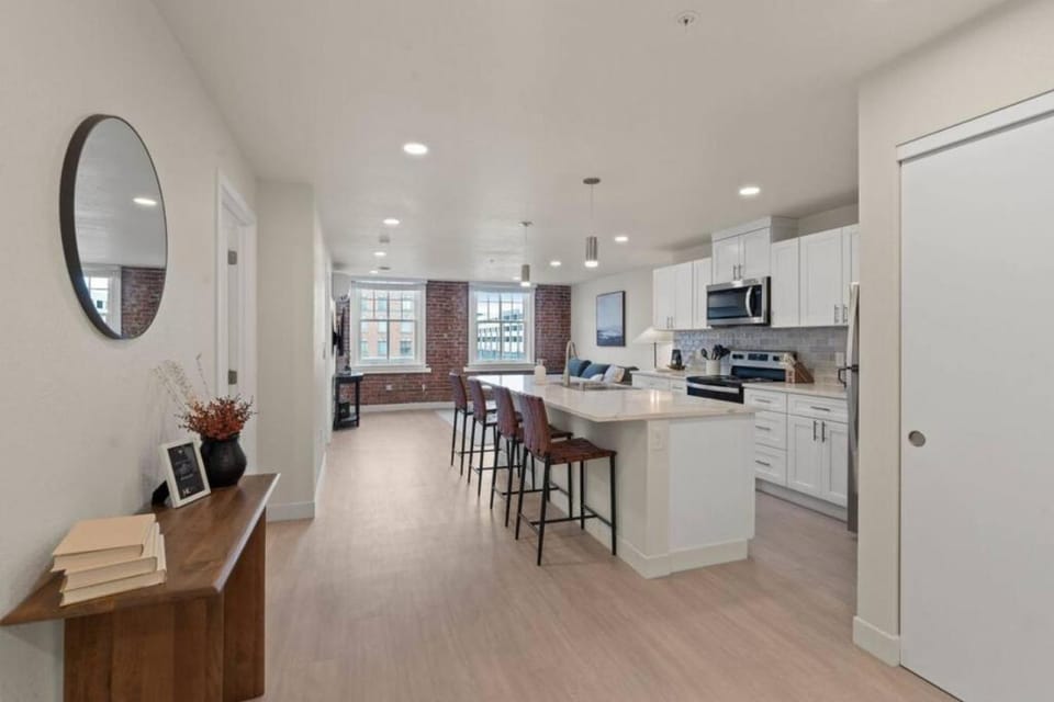 Kitchen or kitchenette, dishwasher, oven