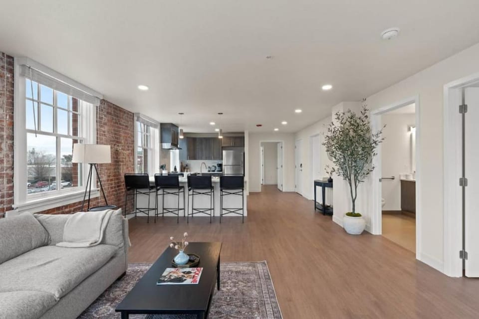 Kitchen or kitchenette, Living room, Seating area, Dining area