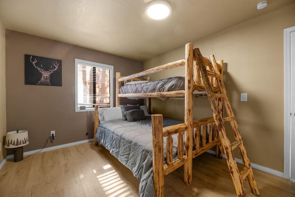 Bedroom, bunk bed