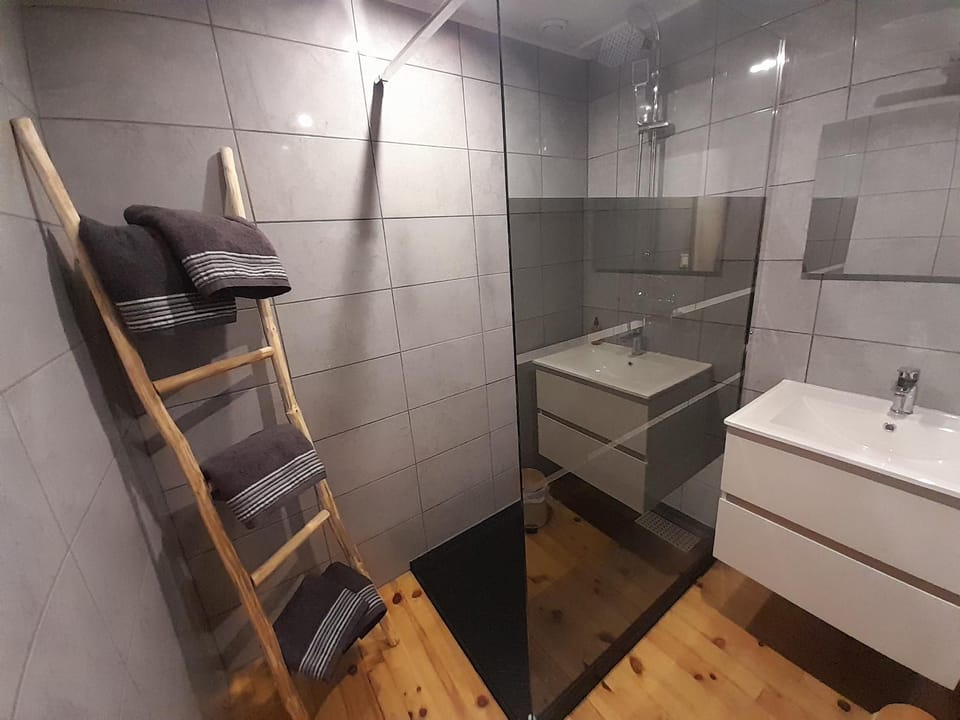 Shower, Bathroom, towels