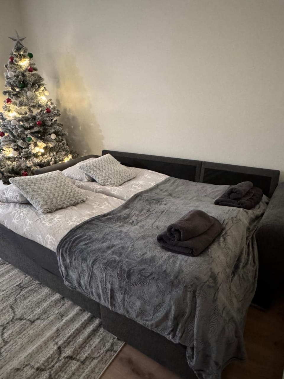 Bed, towels