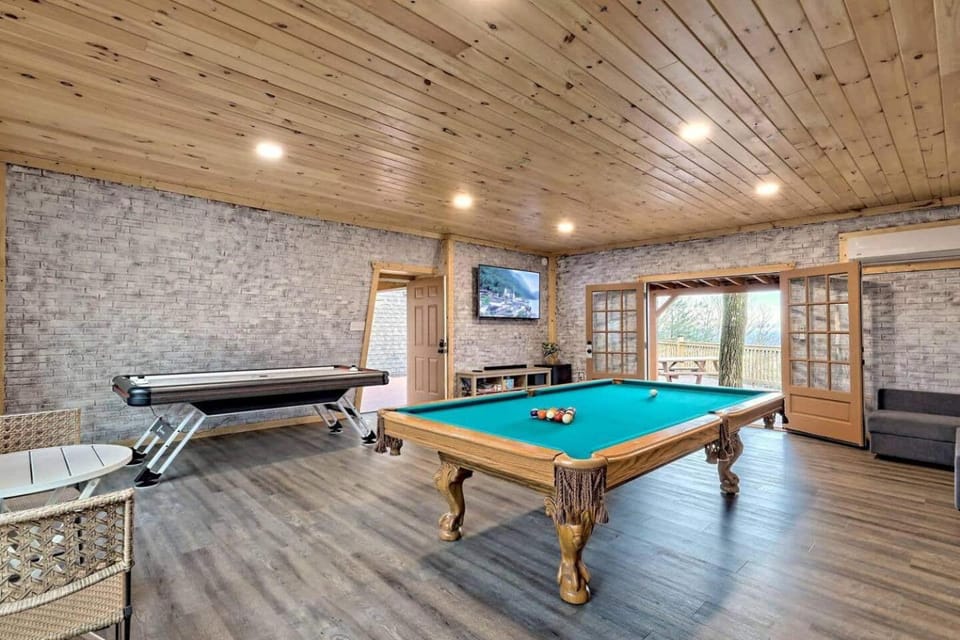 10 Min To Helen Hot Tub, Mtn Views, Game Room House in White County