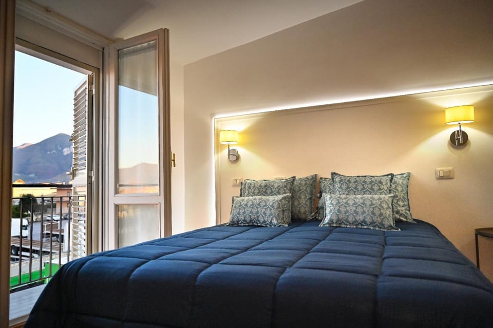 Bed, Photo of the whole room, Bedroom, Mountain view