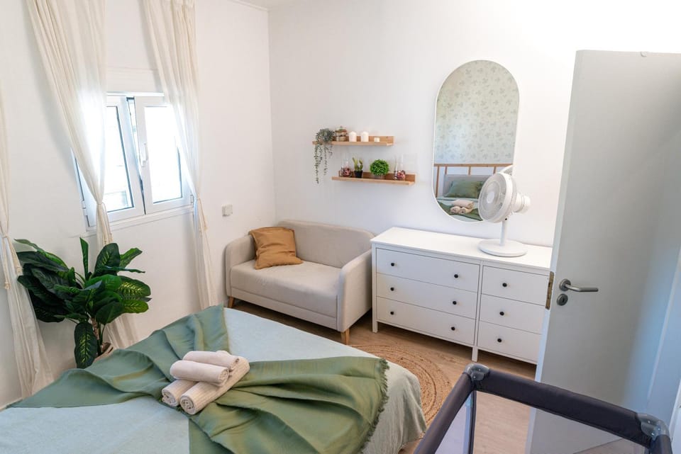 Bed, Seating area, Bedroom, towels