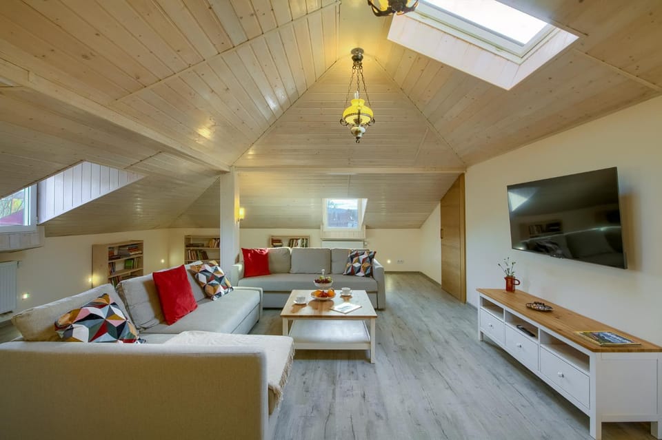 Communal lounge/ TV room, TV and multimedia, Living room, Seating area, Evening entertainment