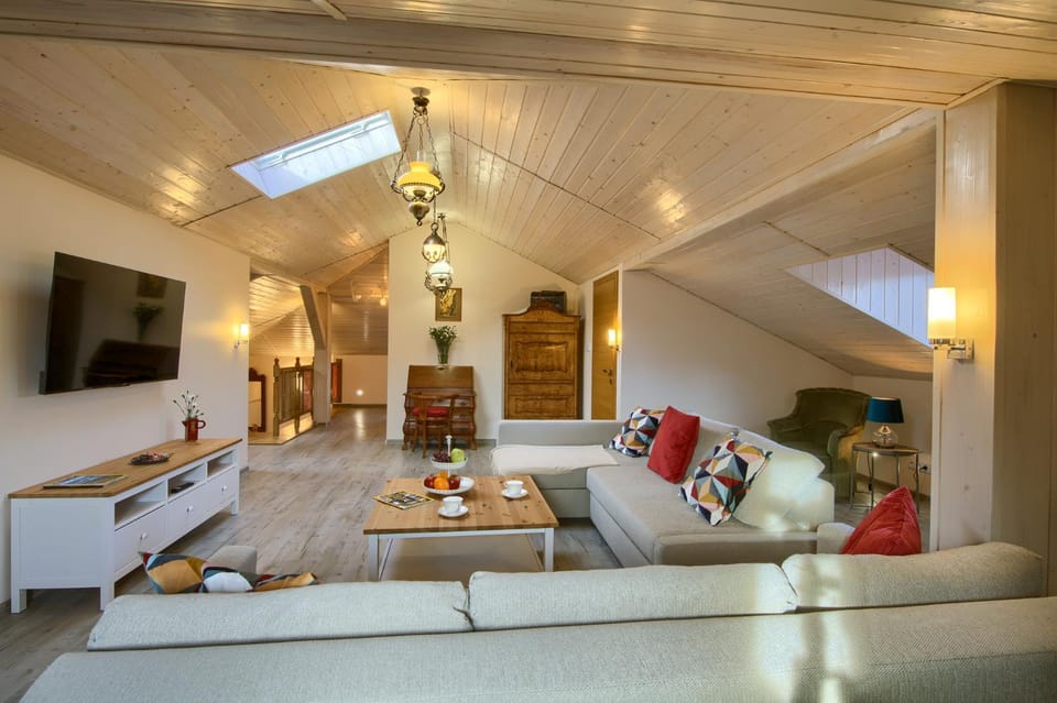 Communal lounge/ TV room, TV and multimedia, Living room, Seating area, Evening entertainment