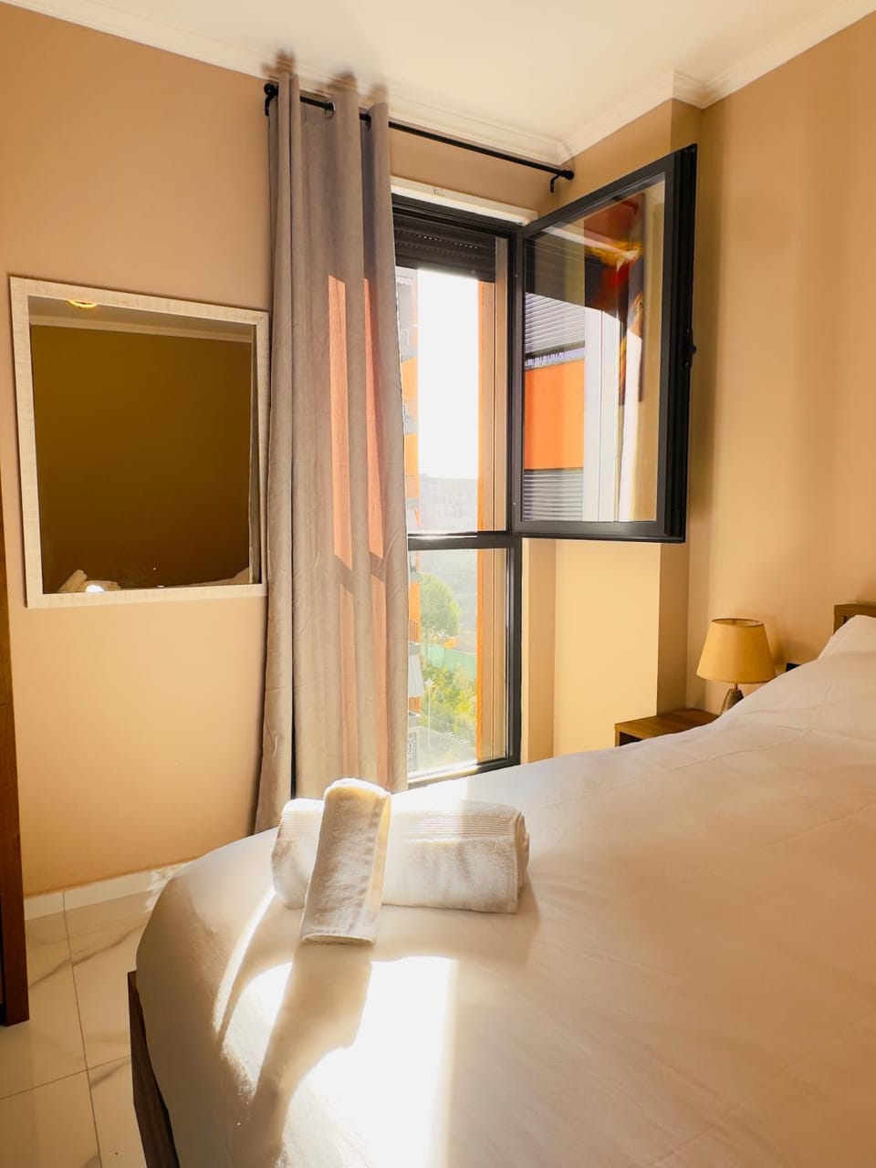 Bed, TV and multimedia, Photo of the whole room, Bedroom