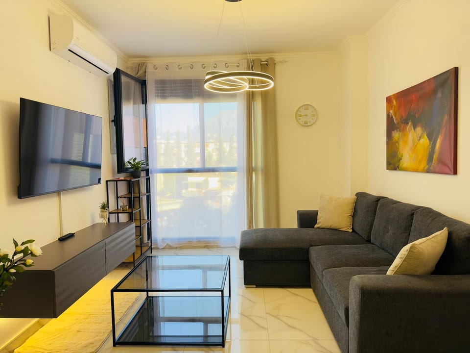 Communal lounge/ TV room, TV and multimedia, Living room, Seating area, Evening entertainment