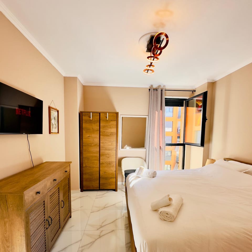 Bed, TV and multimedia, Photo of the whole room, Bedroom, towels, wardrobe
