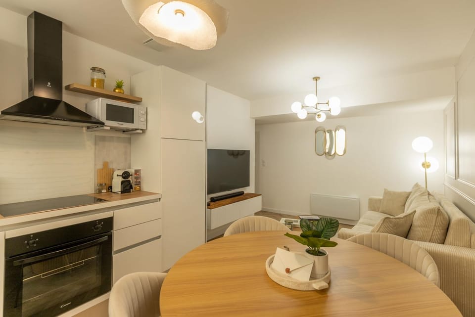 TV and multimedia, Kitchen or kitchenette, Living room, Seating area, Dining area, stove