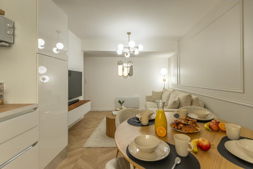 TV and multimedia, Kitchen or kitchenette, Living room, Food and drinks, Seating area, Dining area