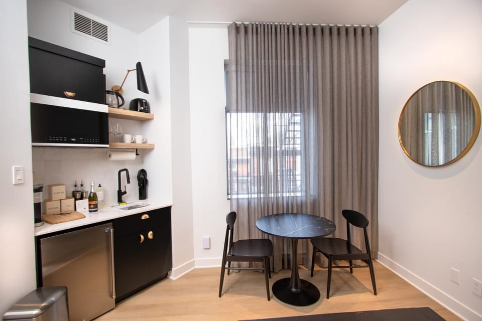 Kitchen or kitchenette, Dining area
