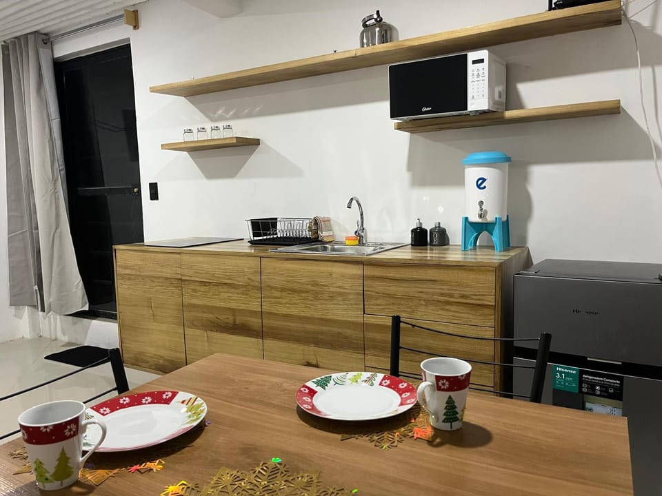Kitchen or kitchenette, Dining area
