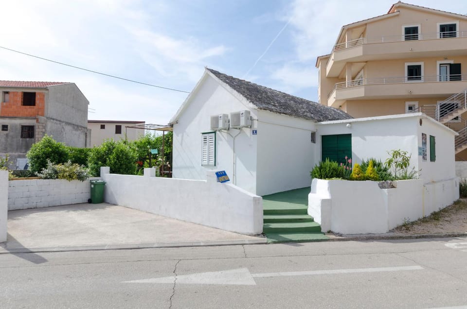 Property building, Facade/entrance, Street view, Location, Parking
