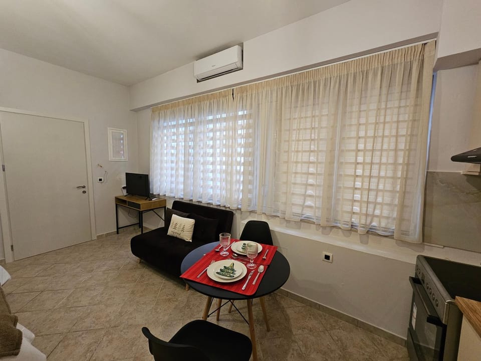 Seating area, Dining area, air conditioner