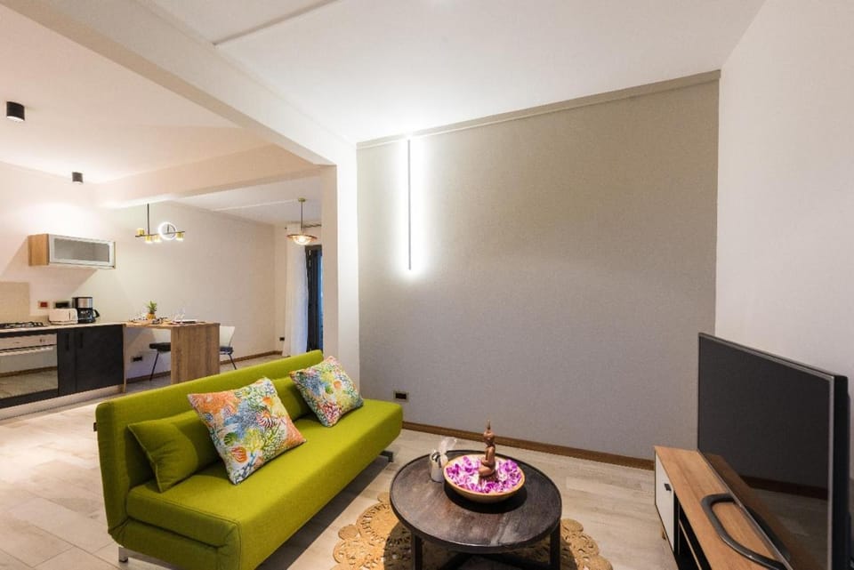 TV and multimedia, Living room, Seating area, Evening entertainment