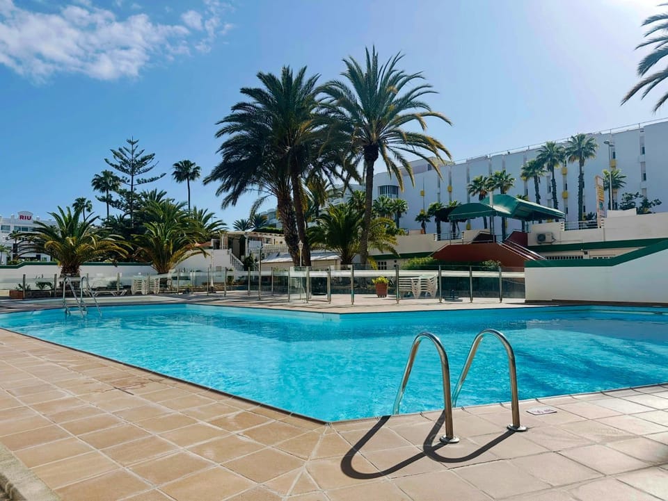 Swimming pool, sunbed