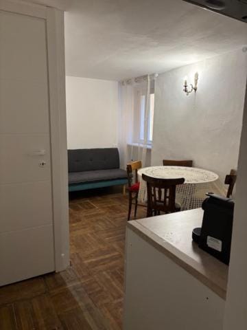 Bed, Kitchen or kitchenette, Living room, Seating area, Dining area
