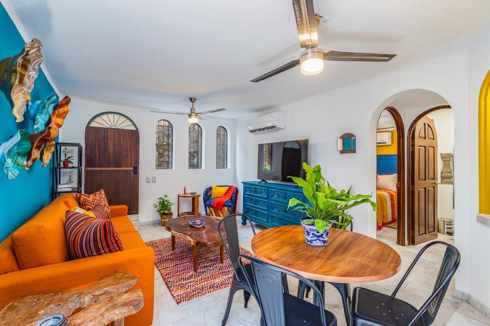 TV and multimedia, Living room, Seating area, Dining area