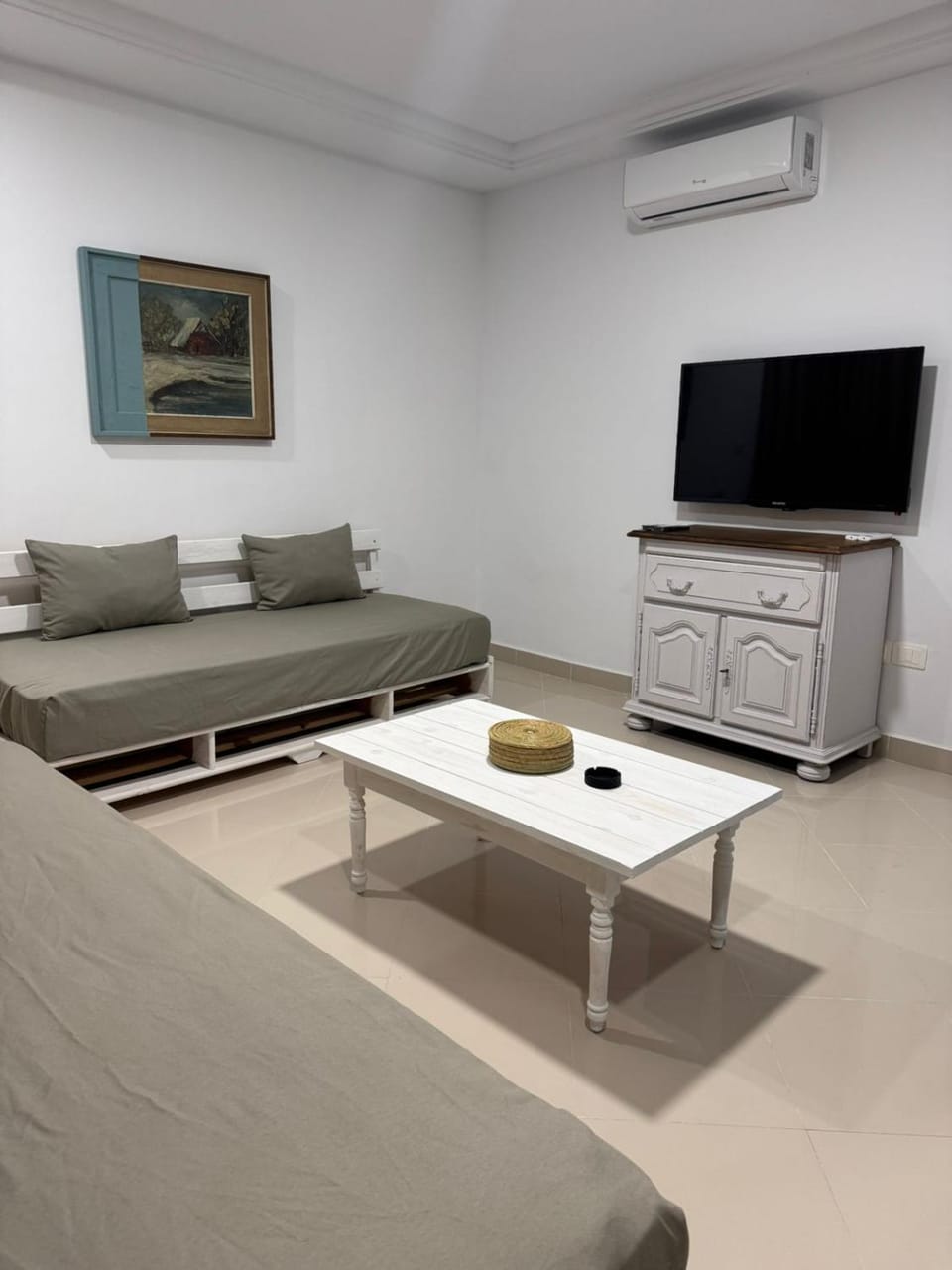 Communal lounge/ TV room, TV and multimedia, Living room, air conditioner