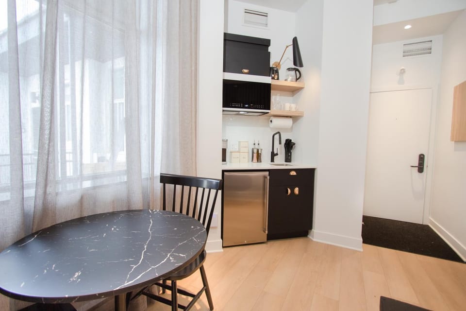 Kitchen or kitchenette, Seating area, Dining area