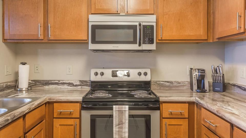 Landing at The Reserve at Elm - 2 Bedrooms in Jenks Apartment in Jenks
