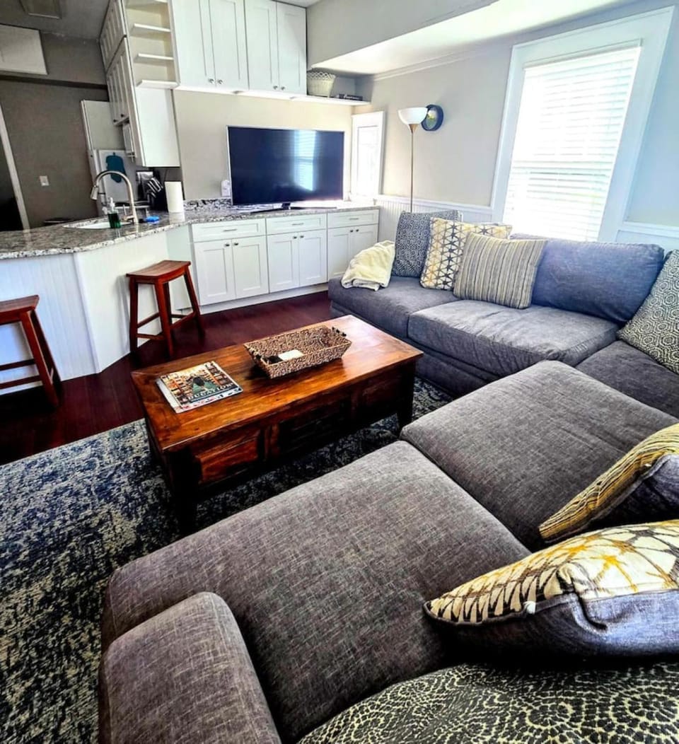 TV and multimedia, Living room, Seating area, Evening entertainment