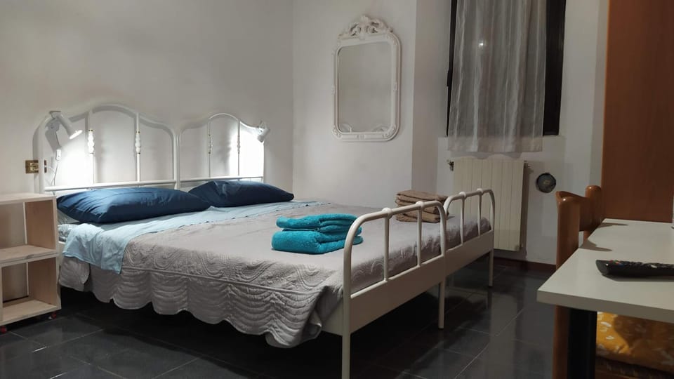 Photo of the whole room, Bedroom, towels