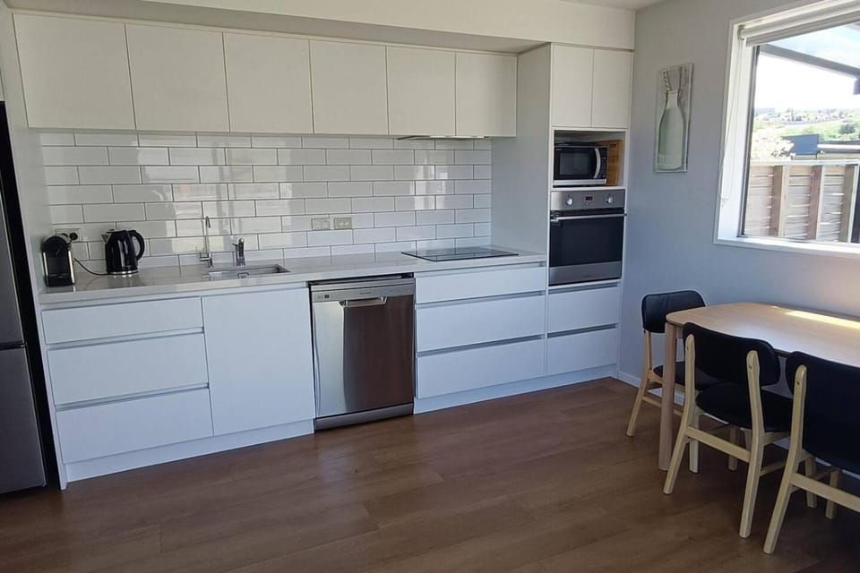 Coffee/tea facilities, Kitchen or kitchenette, dishwasher, oven, stove, toaster