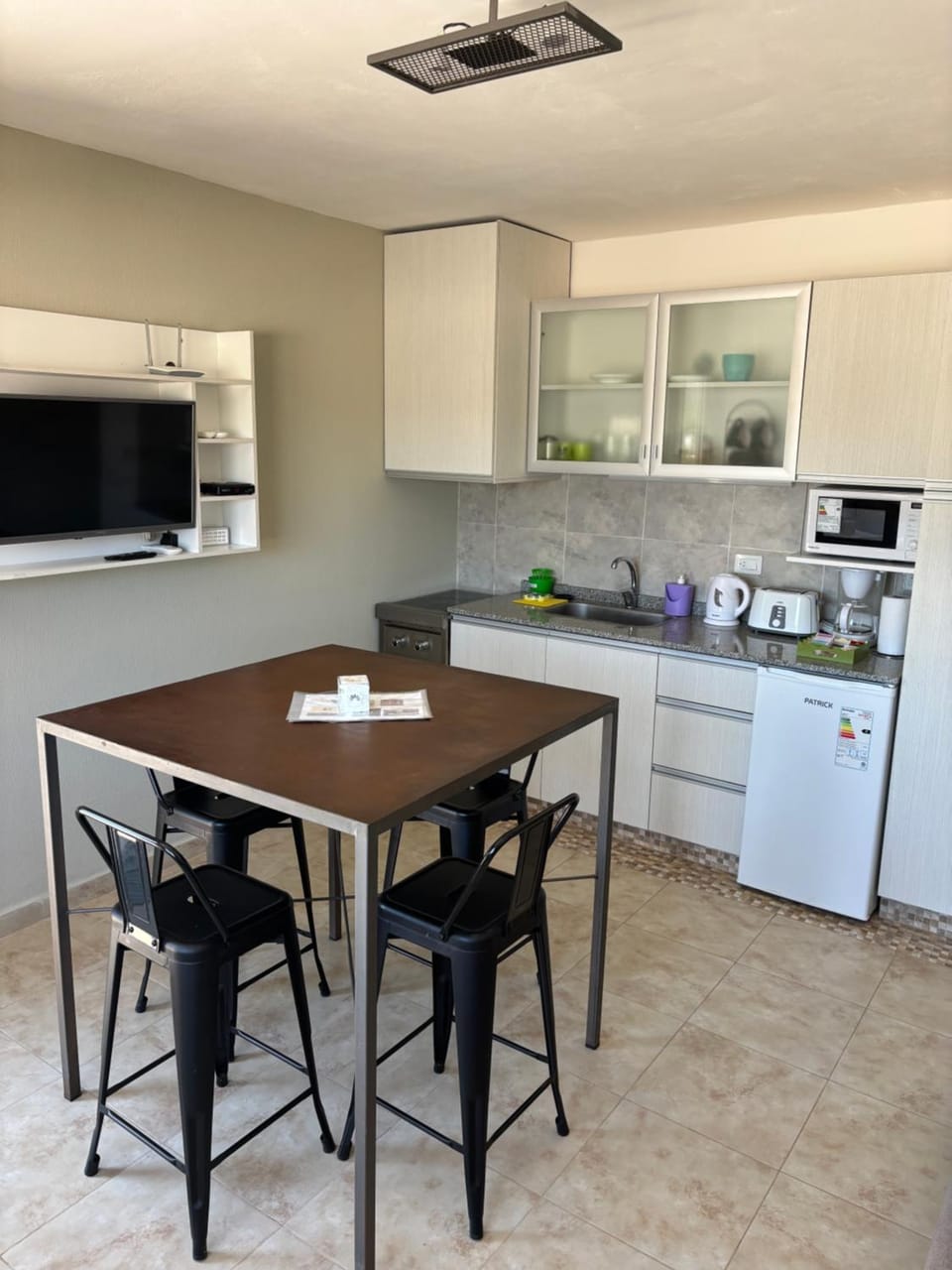 Coffee/tea facilities, Kitchen or kitchenette, Dining area, oven, stove
